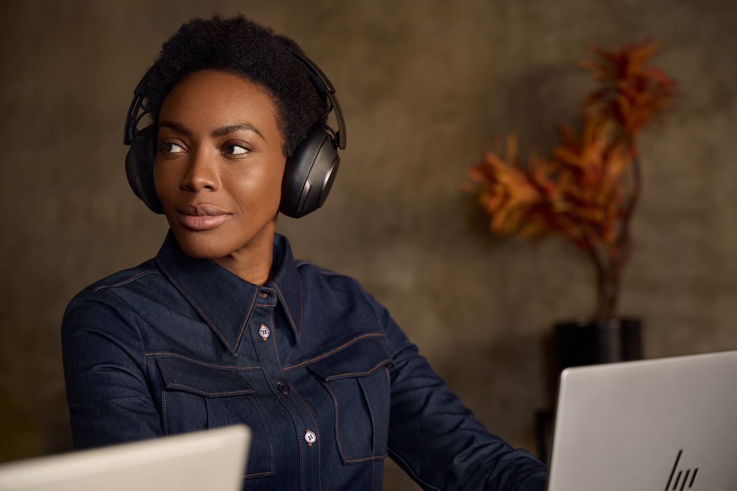 HP Poly Voyager Surround 85 UC Microsoft Teams Certified USB-C Headset +USB-C/A Adapter +Charging Stand