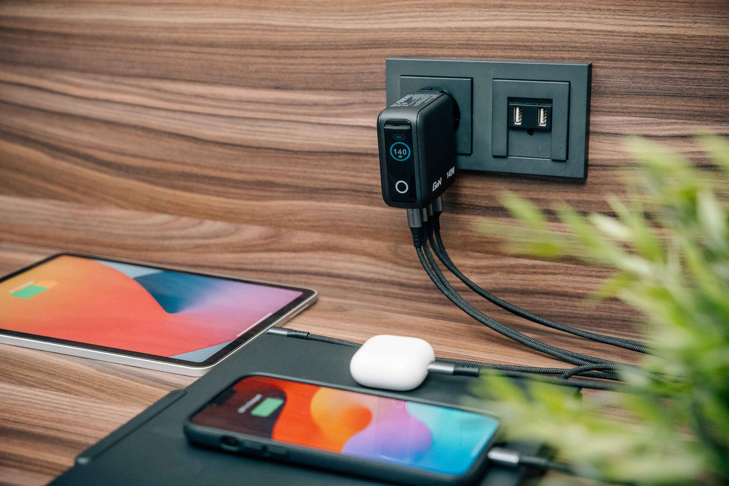 Verbatim Mini GaN Charger 140W with Display