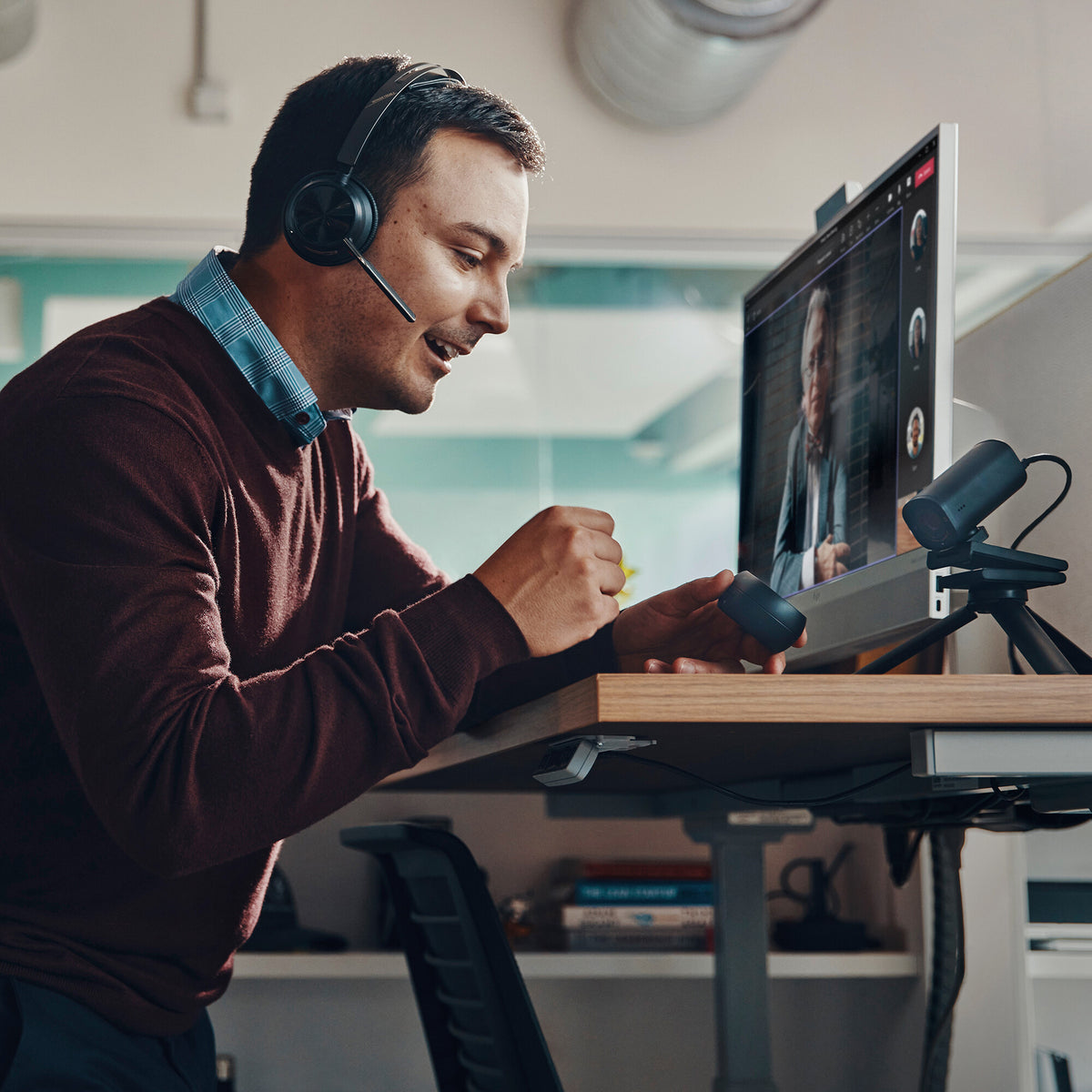 Poly Voyager Focus 2 USB-C-C Headset +USB-C/A Adapter +Charging Stand