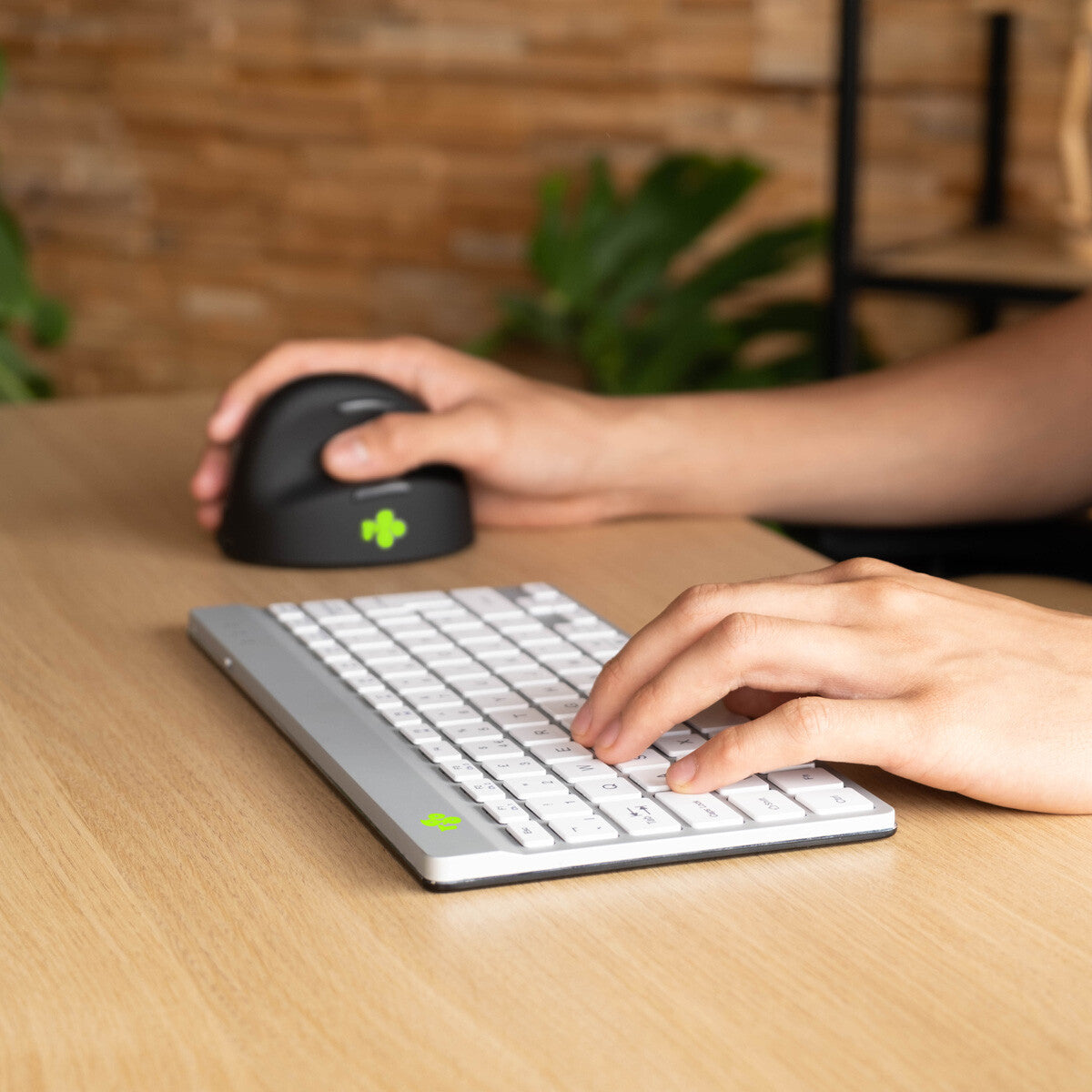 R-Go Tools Ergonomic keyboard R-Go Compact Break, compact keyboard with break software, QWERTY (ES), Bluetooth, white