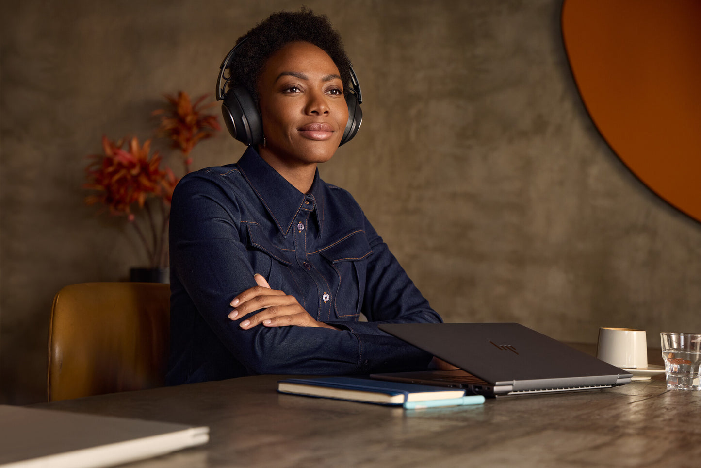 HP Poly Voyager Surround 85 UC Microsoft Teams Certified USB-C Headset +USB-C/A Adapter +Charging Stand