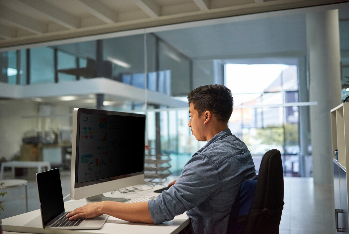 3M Privacy Filter for 24in Full Screen Monitor with COMPLY™ Magnetic Attach, 16:10, PF240W1EM