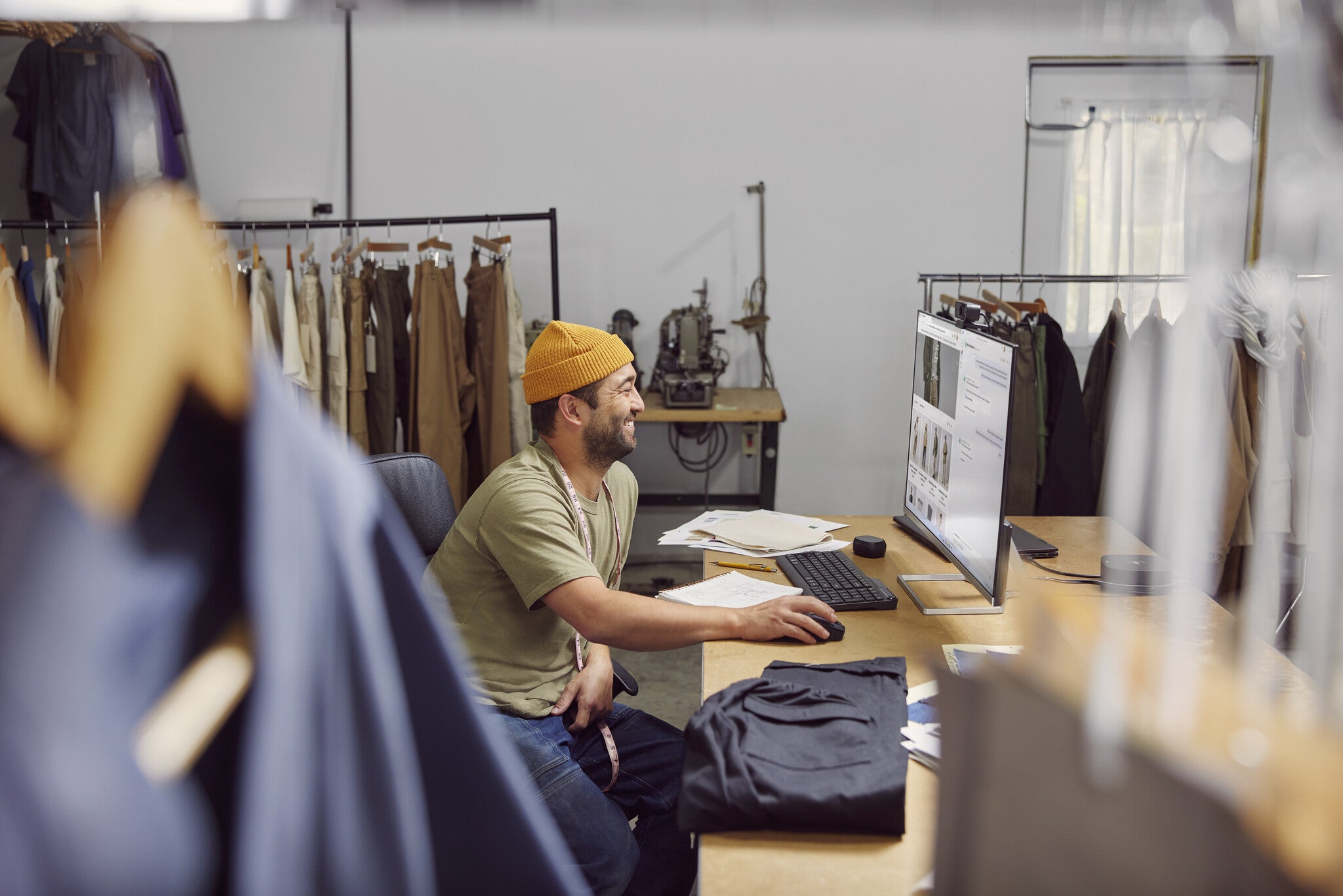 HP Series 5 31.5 inch FHD Monitor - 532sf