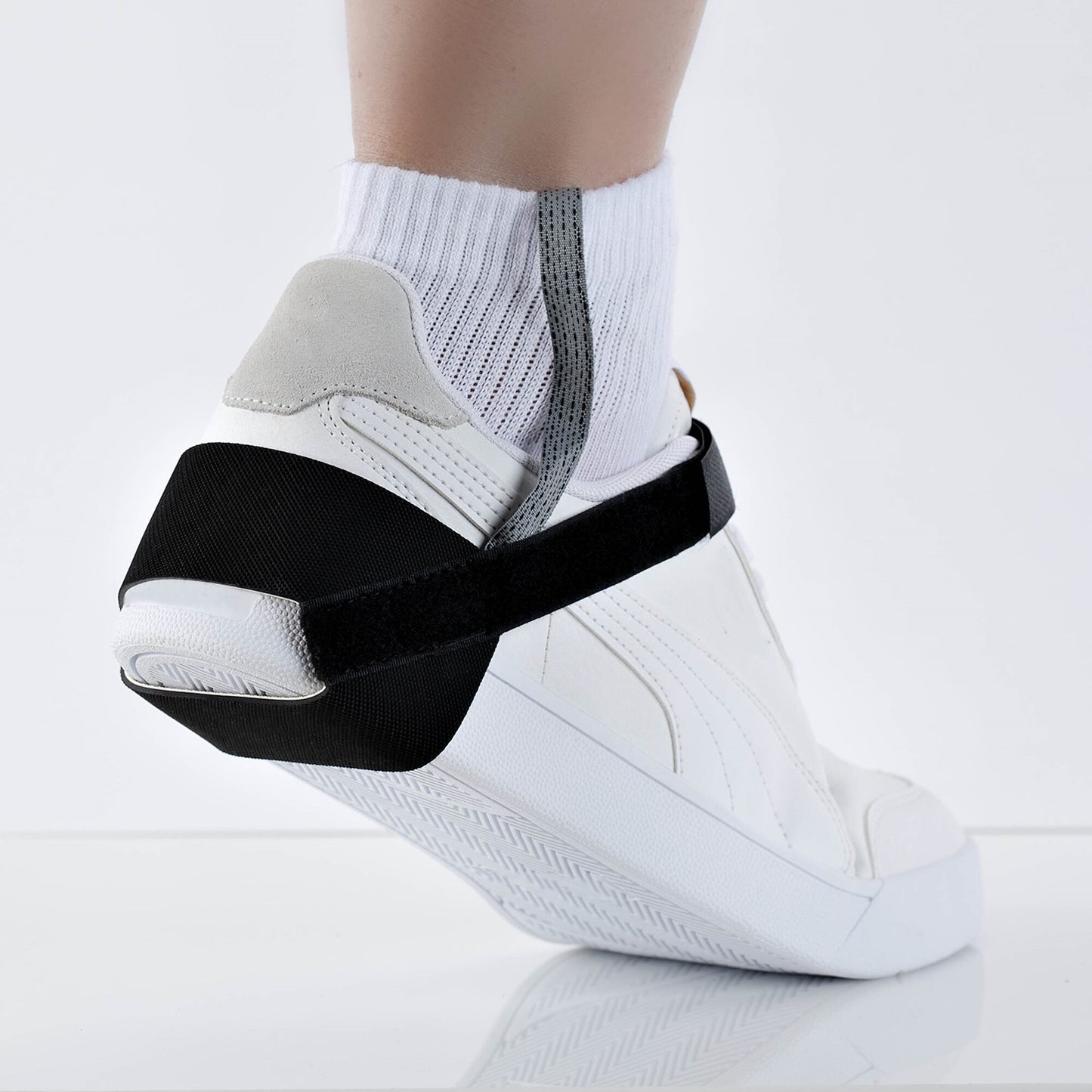 StarTech.com ESD Heel Strap, Adjustable Antistatic Heel Grounder, Shoe / Foot Grounding Point for Anti-Static Floors, 1MΩ Resistor, TAA-Compliant